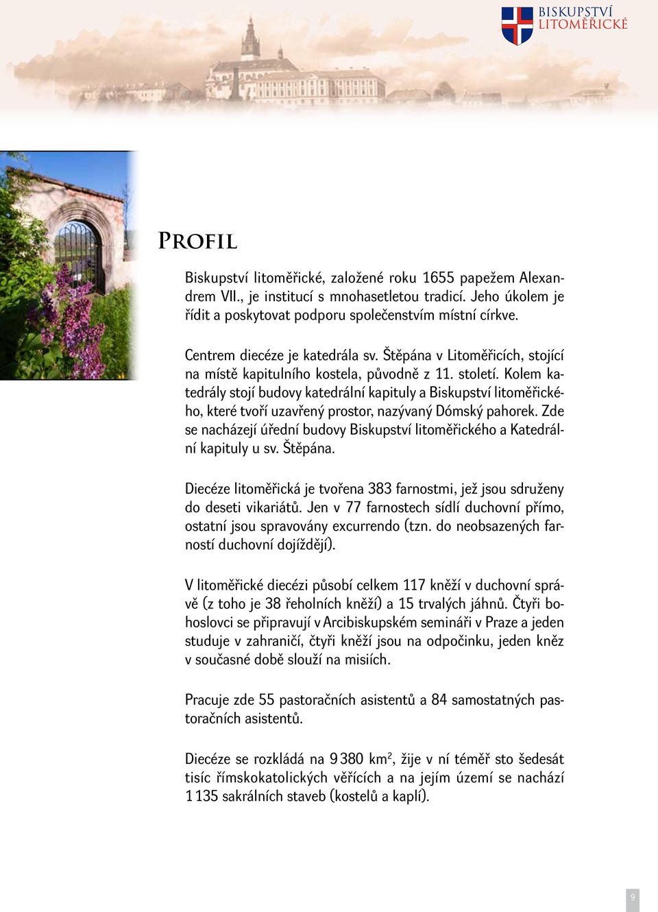 Kolem katedrály stojí budovy katedrální kapituly a Biskupství litoměřického, které tvoří uzavřený prostor, nazývaný Dómský pahorek.