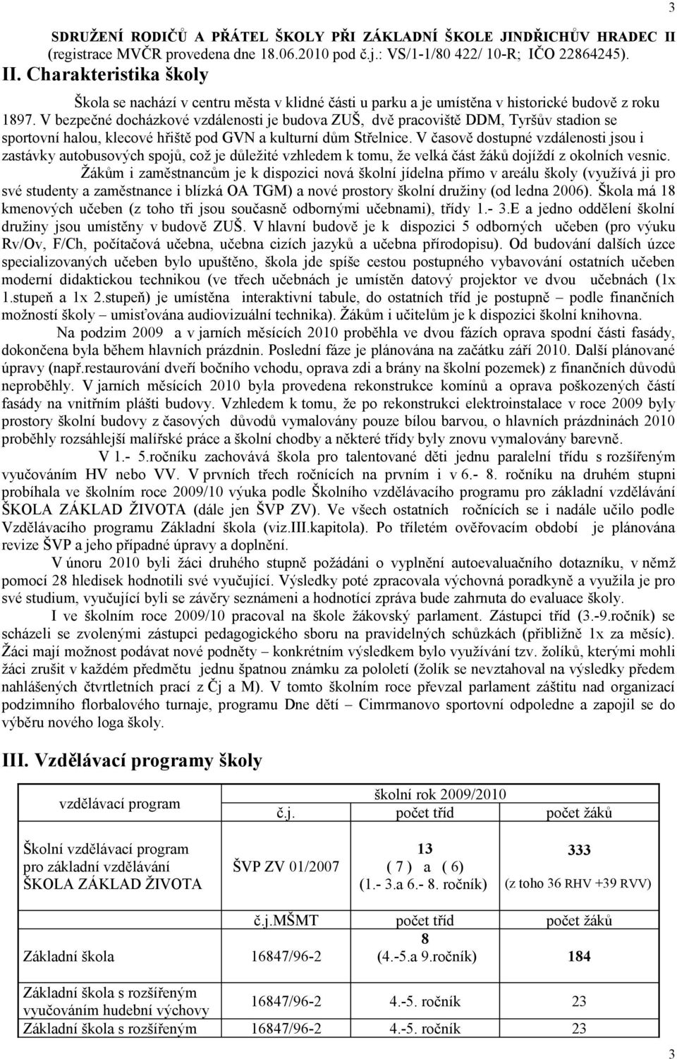 V časově dostupné vzdálenosti jsou i zastávky autobusových spojů, což je důležité vzhledem k tomu, že velká část žáků dojíždí z okolních vesnic.