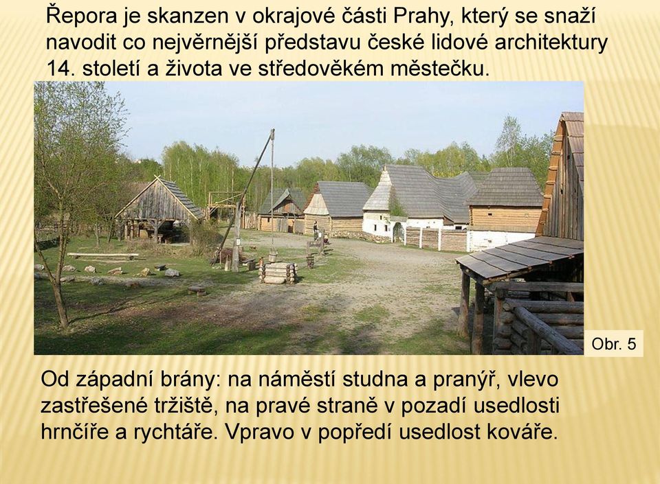 Od západní brány: na náměstí studna a pranýř, vlevo zastřešené tržiště, na pravé