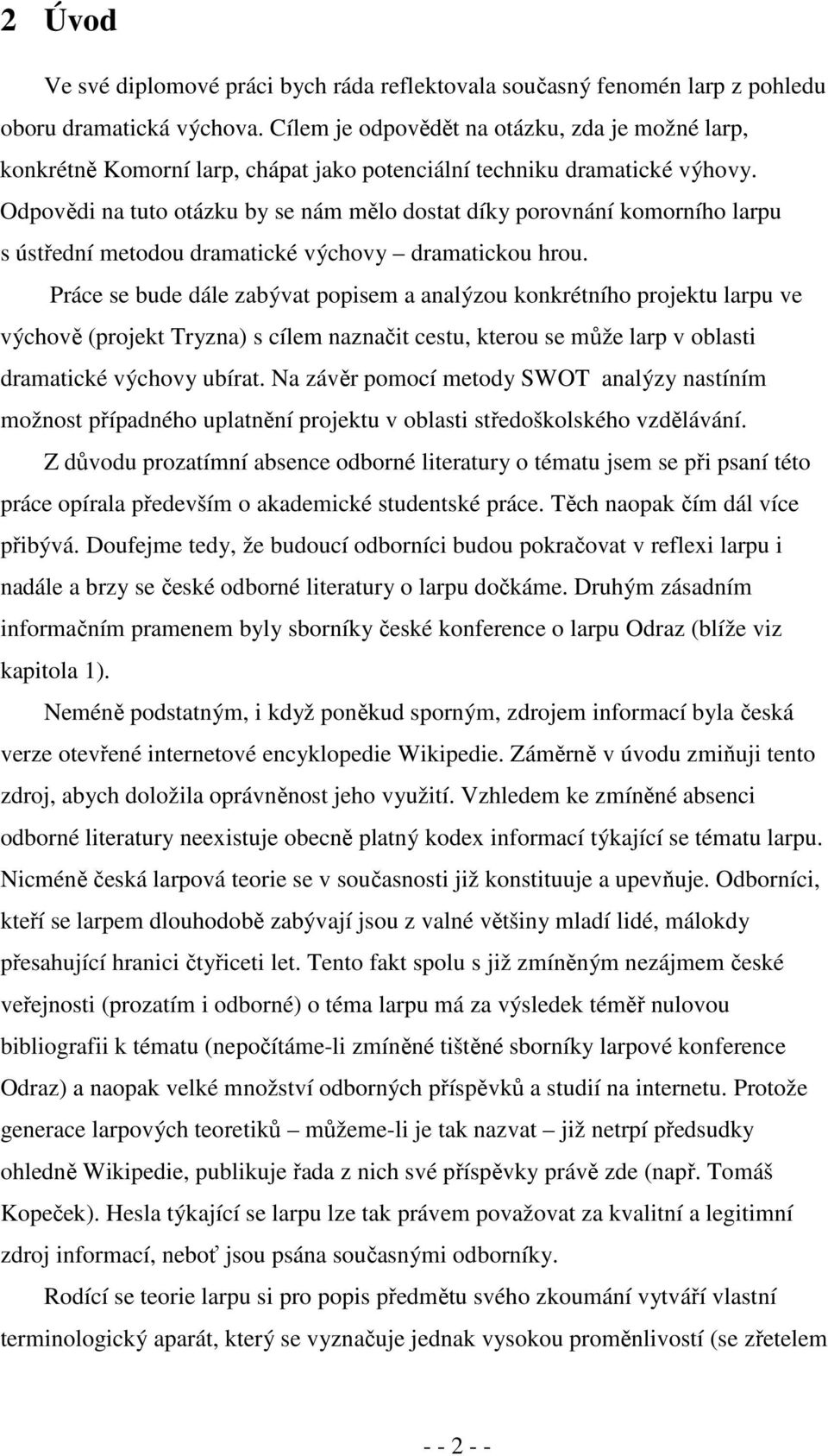 Odpovědi na tuto otázku by se nám mělo dostat díky porovnání komorního larpu s ústřední metodou dramatické výchovy dramatickou hrou.