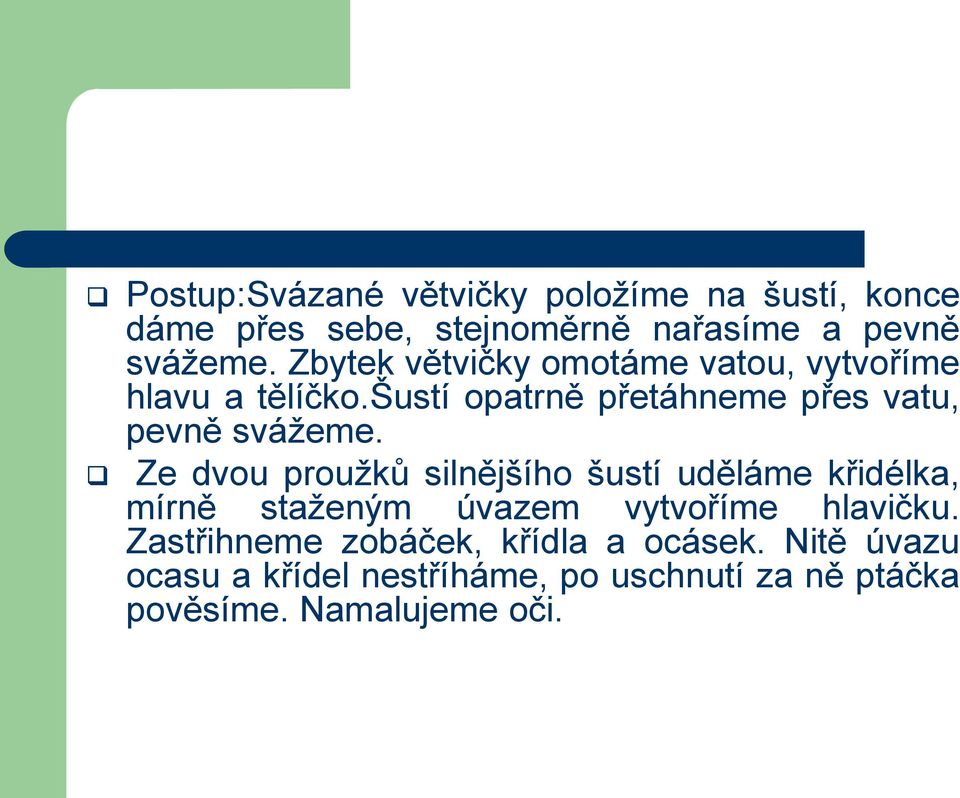 Ze dvou proužků silnějšího šustí uděláme křidélka, mírně staženým úvazem vytvoříme hlavičku.