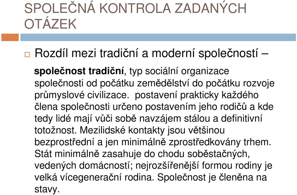 postavení prakticky každého člena společnosti určeno postavením jeho rodičů a kde tedy lidé mají vůči sobě navzájem stálou a definitivní