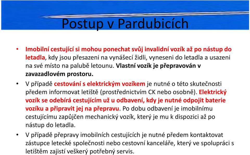 Elektrický vozík se odebírá cestujícím už u odbavení, kdy je nutné odpojit baterie vozíku a připravit jej na přepravu.