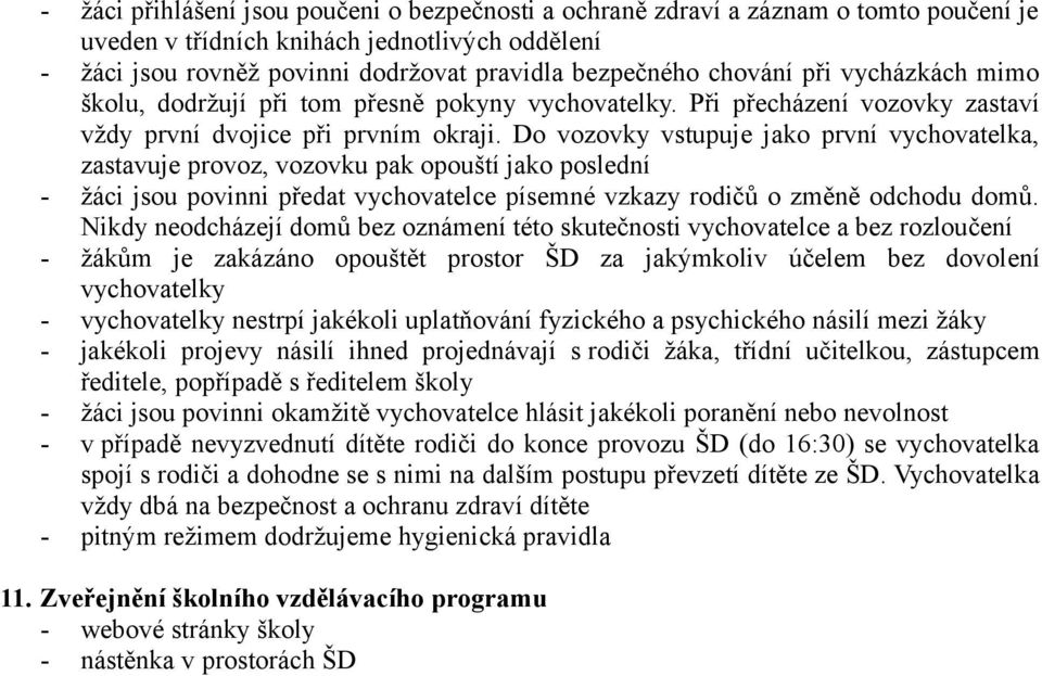 Do vozovky vstupuje jako první vychovatelka, zastavuje provoz, vozovku pak opouští jako poslední - žáci jsou povinni předat vychovatelce písemné vzkazy rodičů o změně odchodu domů.