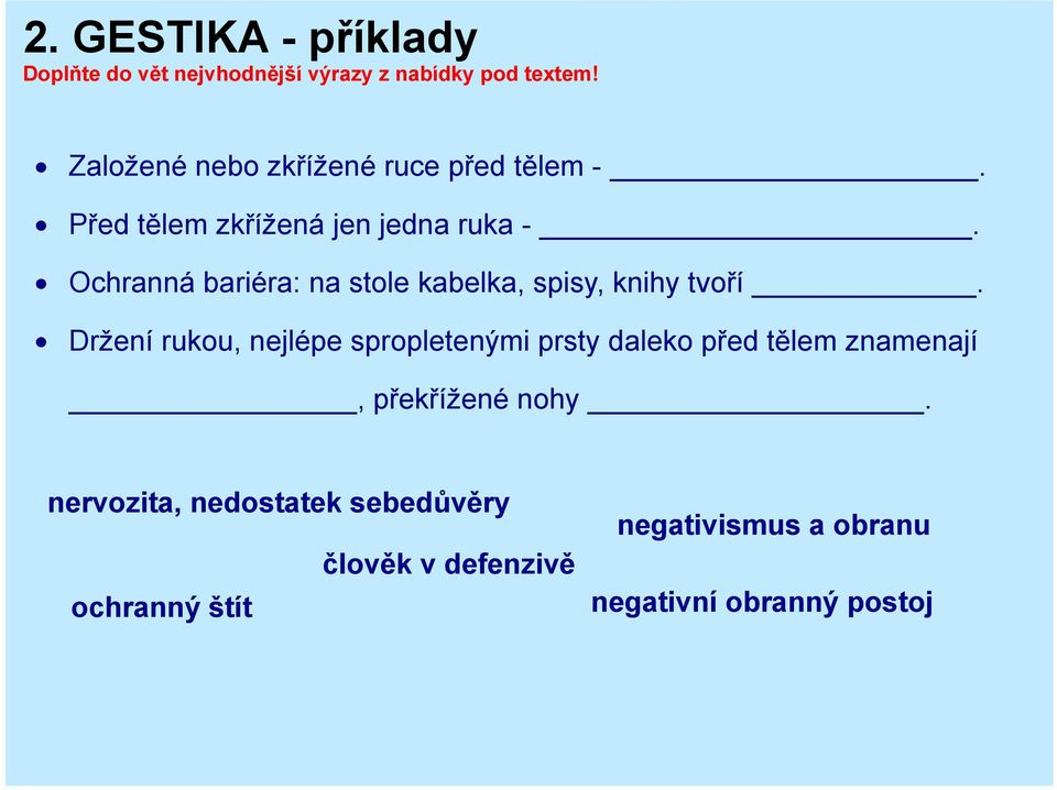 Ochranná bariéra: na stole kabelka, spisy, knihy tvoří.