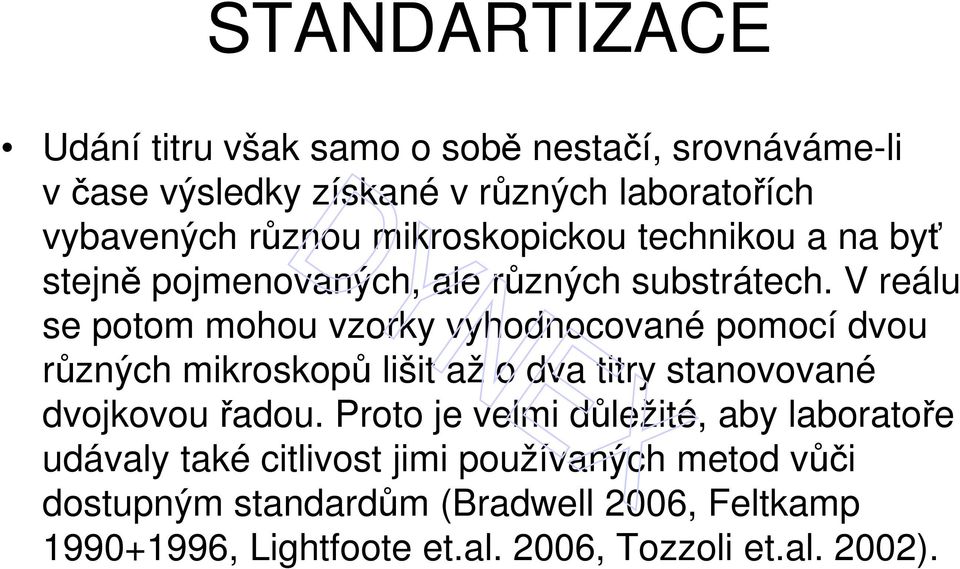 V reálu se potom mohou vzorky vyhodnocované pomocí dvou různých mikroskopů lišit až o dva titry stanovované dvojkovou řadou.