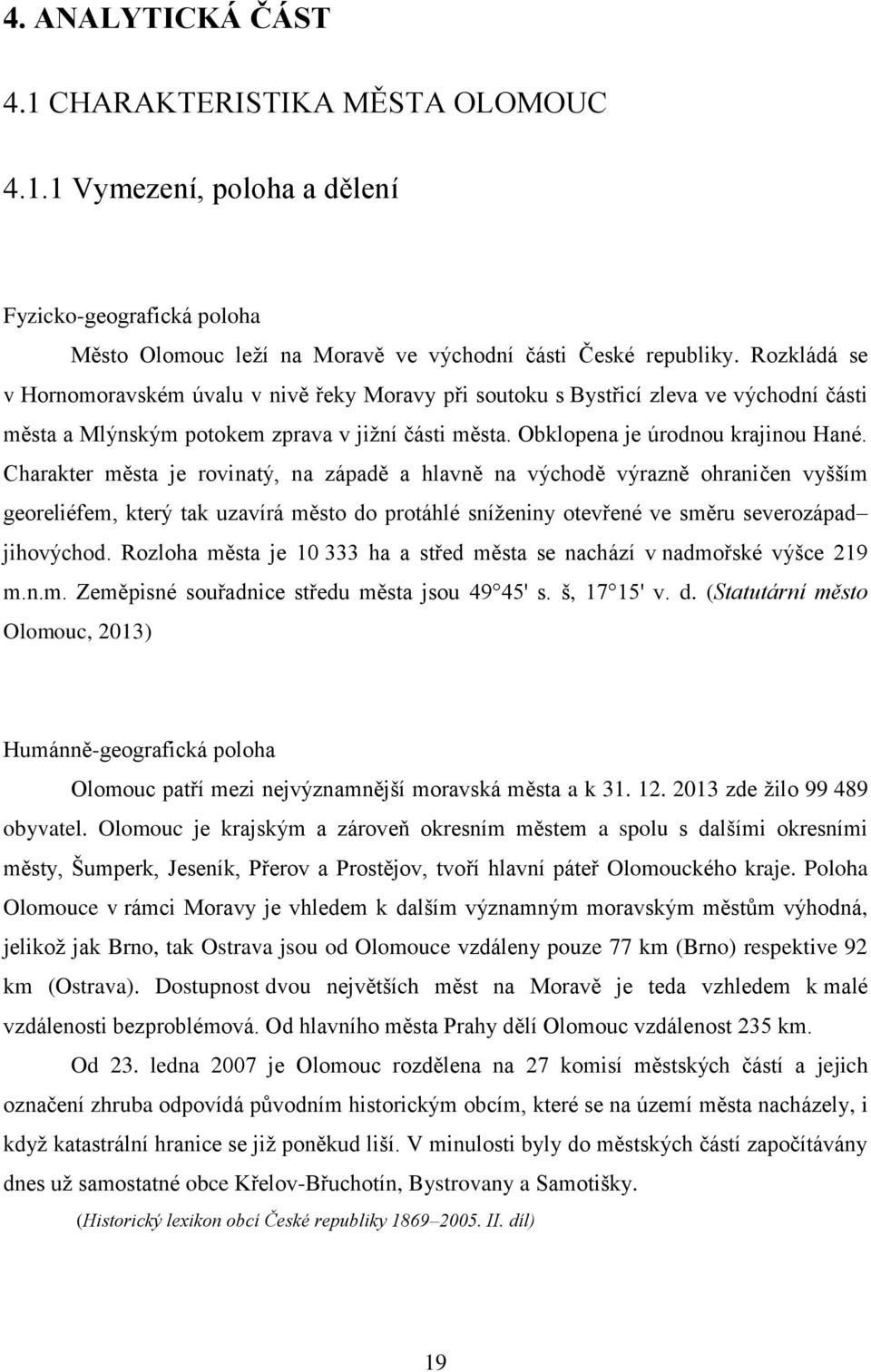 Charakter města je rovinatý, na západě a hlavně na východě výrazně ohraničen vyšším georeliéfem, který tak uzavírá město do protáhlé sníženiny otevřené ve směru severozápad jihovýchod.