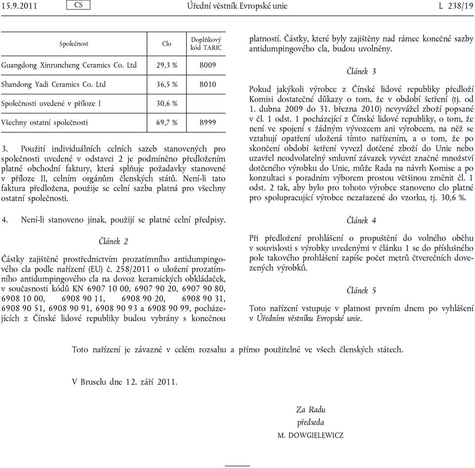 Použití individuálních celních sazeb stanovených pro společnosti uvedené v odstavci 2 je podmíněno předložením platné obchodní faktury, která splňuje požadavky stanovené v příloze II, celním orgánům