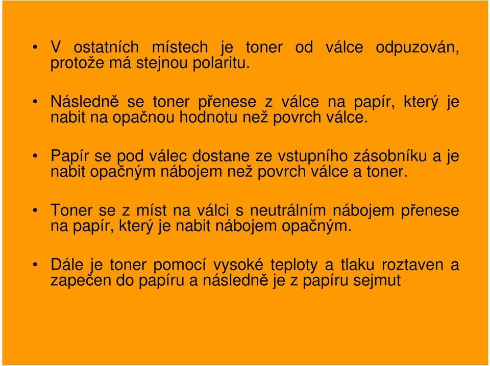 Papír se pod válec dostane ze vstupního zásobníku a je nabit opačným nábojem než povrch válce a toner.