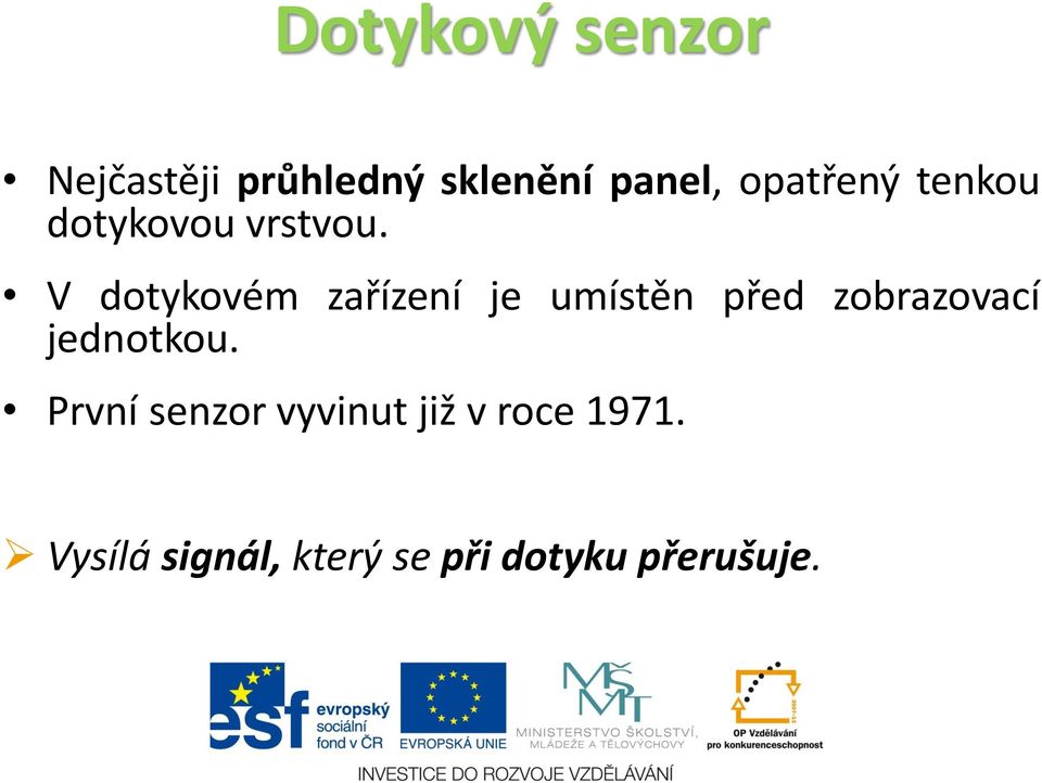 V dotykovém zařízení je umístěn před zobrazovací