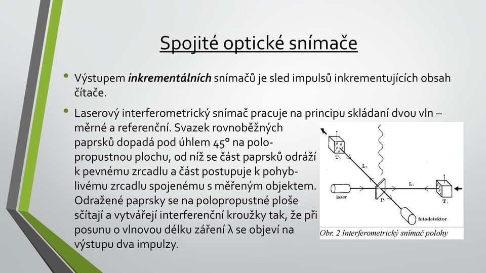 Svazek rovnoběžných paprsků dopadá pod úhlem 45 na polopropustnou plochu, od níž se část paprsků odráží k pevnému zrcadlu a část postupuje k