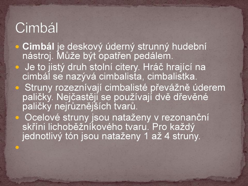 Struny rozeznívají cimbalisté převážně úderem paličky.