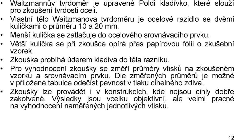 Větší kulička se při zkoušce opírá přes papírovou fólii o zkušební vzorek. Zkouška probíhá úderem kladiva do těla razníku.