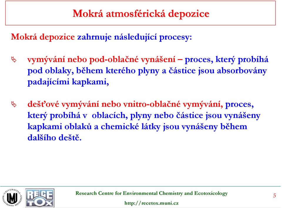 absorbovány padajícími kapkami, dešťové vymývání nebo vnitro-oblačné vymývání, proces, který