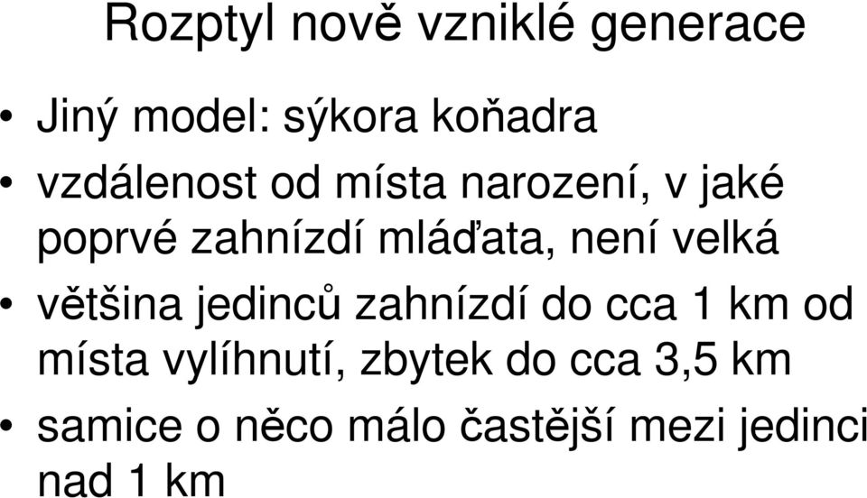 není velká většina jedinců zahnízdí do cca 1 km od místa