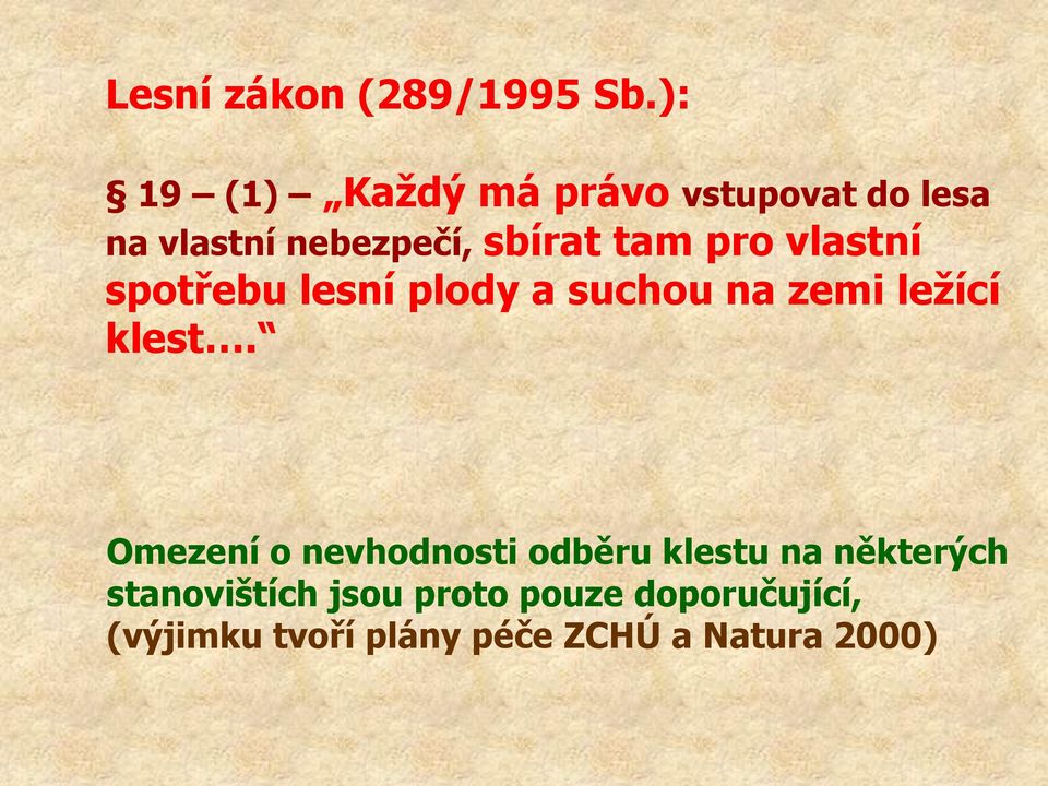 pro vlastní spotřebu lesní plody a suchou na zemi ležící klest.