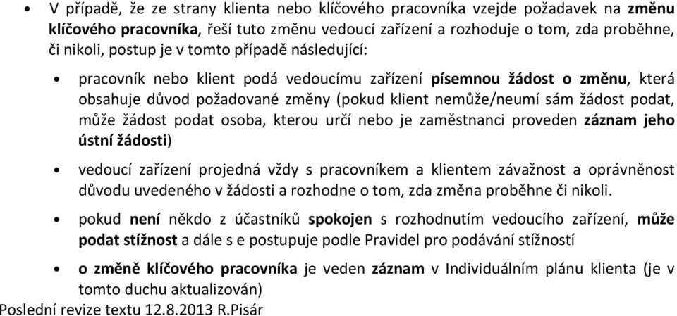 osoba, kterou určí nebo je zaměstnanci proveden záznam jeho ústní žádosti) vedoucí zařízení projedná vždy s pracovníkem a klientem závažnost a oprávněnost důvodu uvedeného v žádosti a rozhodne o tom,