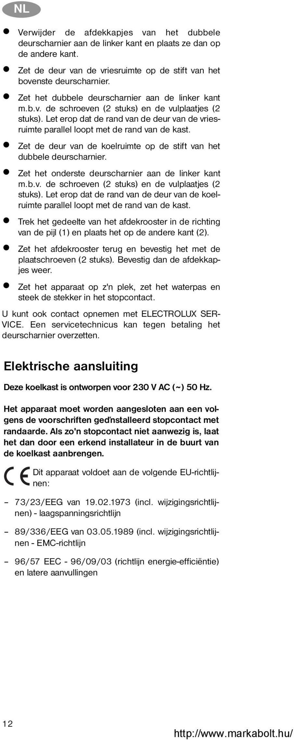 Zet de deur van de koelruimte op de stift van het dubbele deurscharnier. Zet het onderste deurscharnier aan de linker kant m.b.v. de schroeven (2 stuks) en de vulplaatjes (2 stuks).