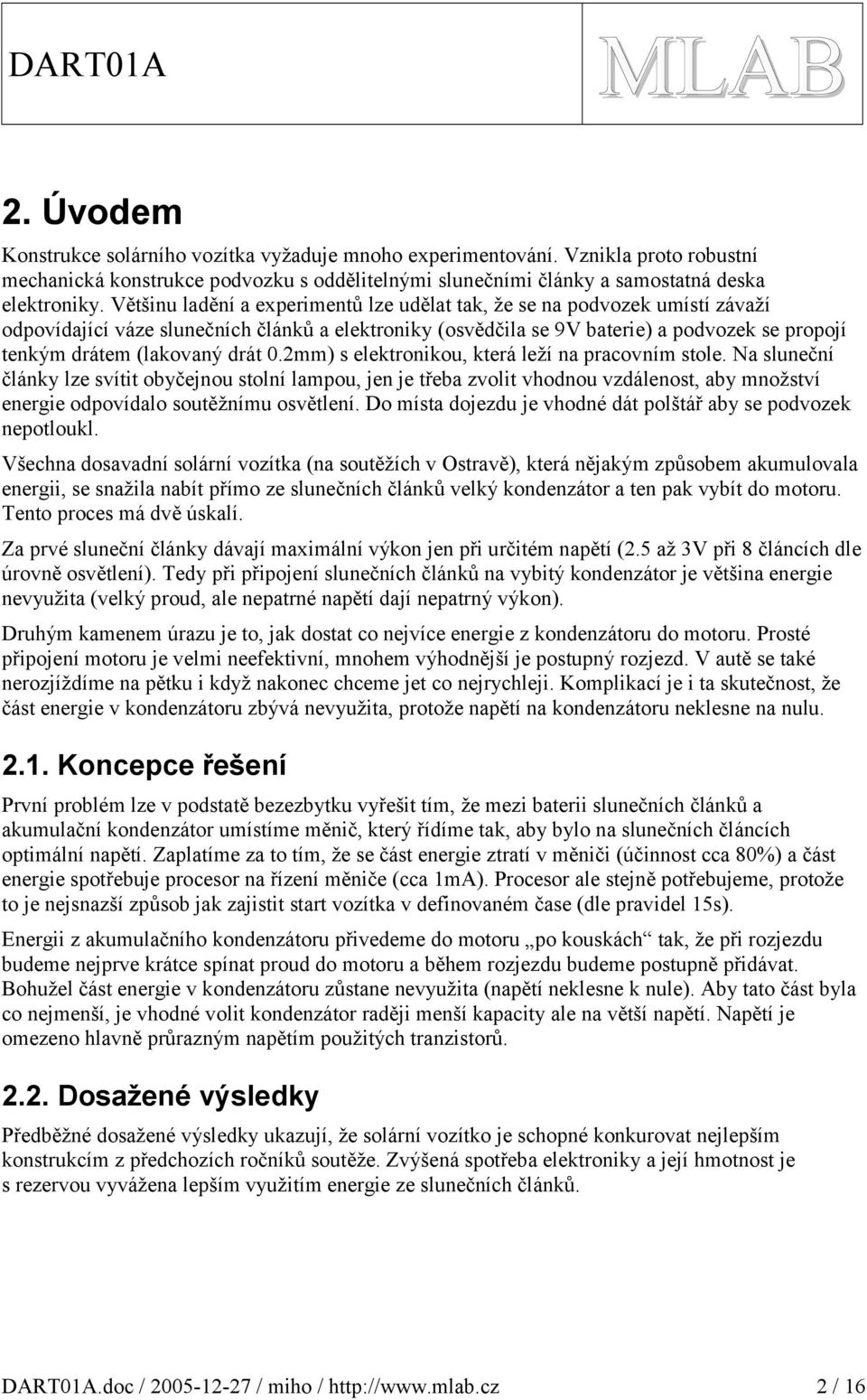 drát 0.mm) s elektronikou, která leží na pracovním stole.