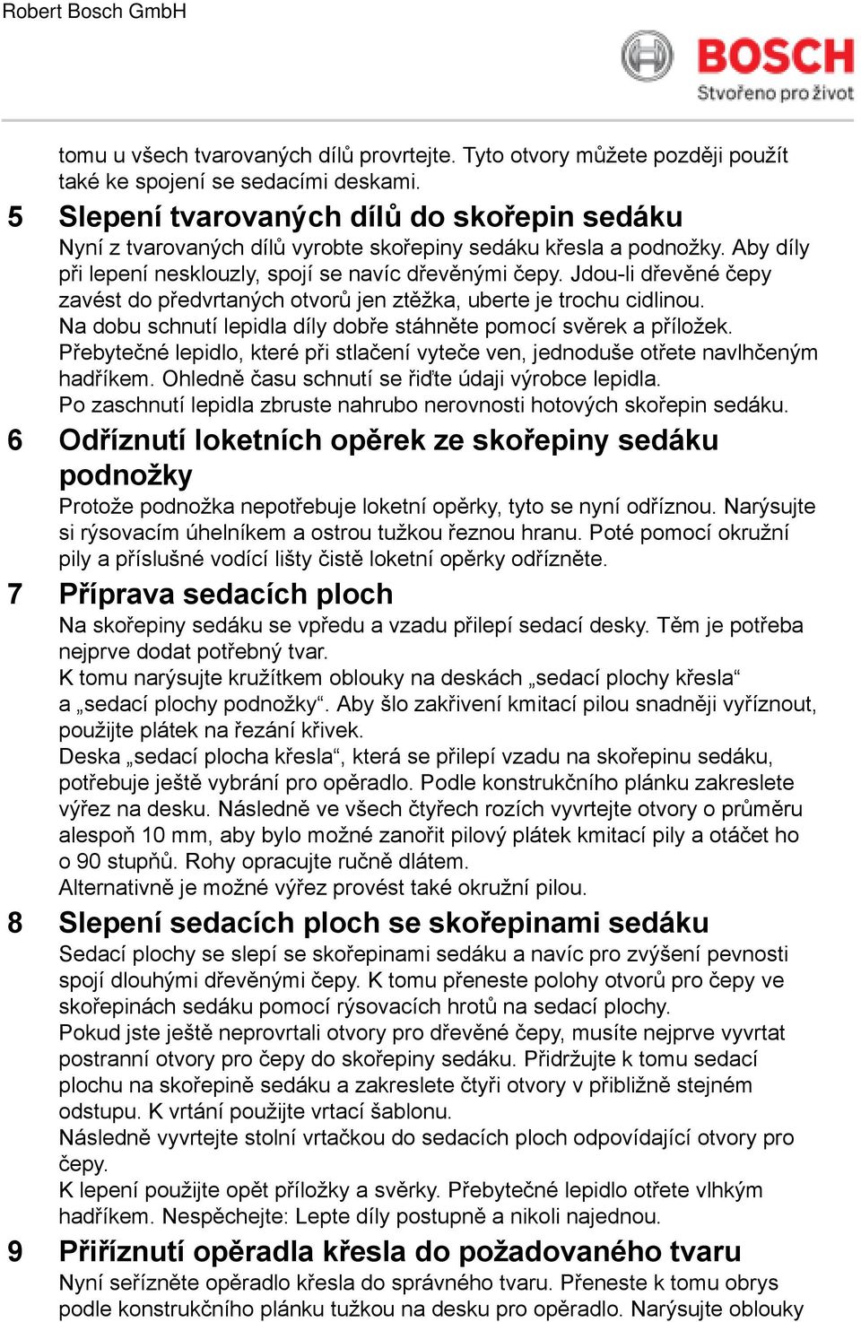 Jdou-li dřevěné čepy zavést do předvrtaných otvorů jen ztěžka, uberte je trochu cidlinou. Na dobu schnutí lepidla díly dobře stáhněte pomocí svěrek a příložek.