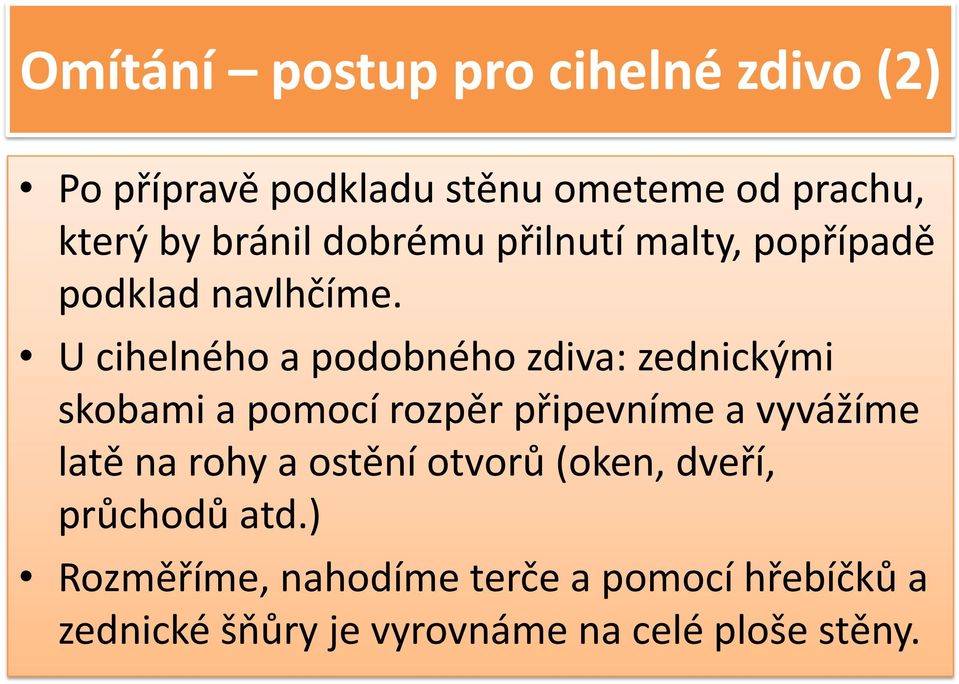 U cihelného a podobného zdiva: zednickými skobami a pomocí rozpěr připevníme a vyvážíme latě na