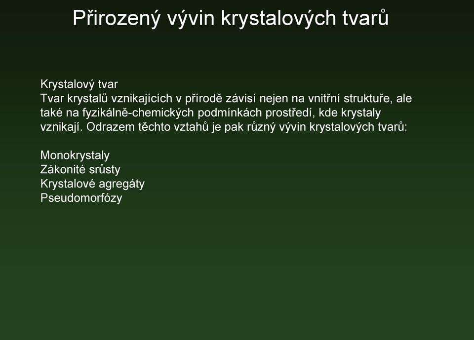 podmínkách prostředí, kde krystaly vznikají.