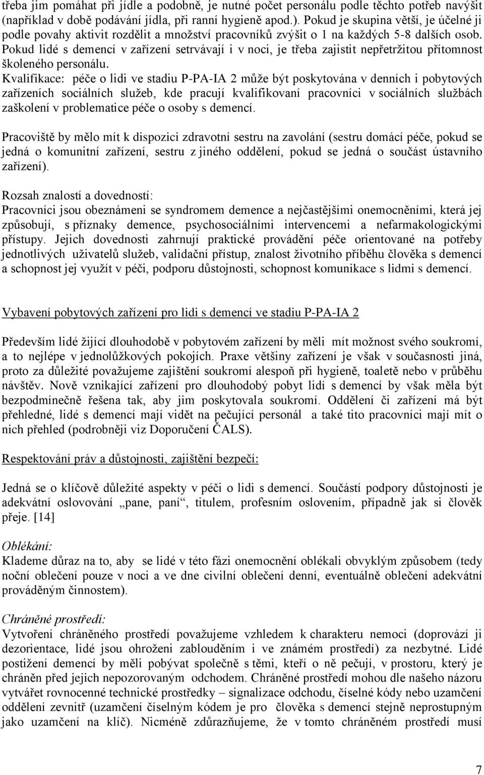 Pokud lidé s demencí v zařízení setrvávají i v noci, je třeba zajistit nepřetržitou přítomnost školeného personálu.