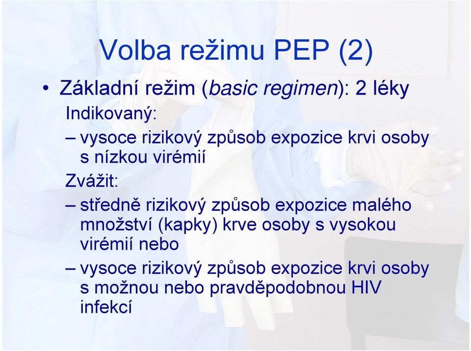 způsob expozice malého množství (kapky) krve osoby s vysokou virémií nebo