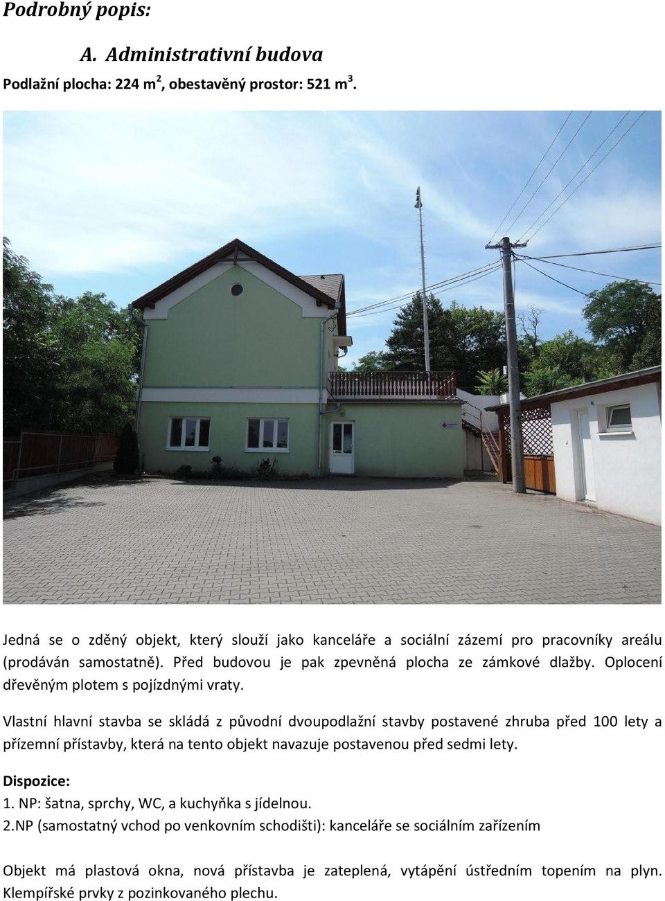 Oplocení dřevěným plotem s pojízdnými vraty.