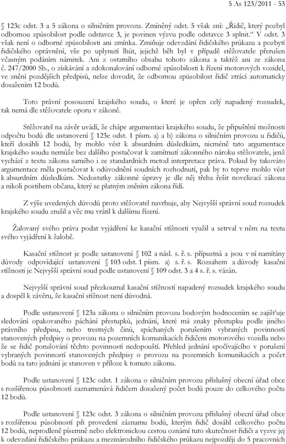 Zmiňuje odevzdání řidičského průkazu a pozbytí řidičského oprávnění, vše po uplynutí lhůt, jejichž běh byl v případě stěžovatele přerušen včasným podáním námitek.