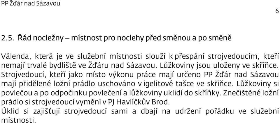 bydliště ve Žďáru nad Sázavou. Lůžkoviny jsou uloženy ve skříňce.