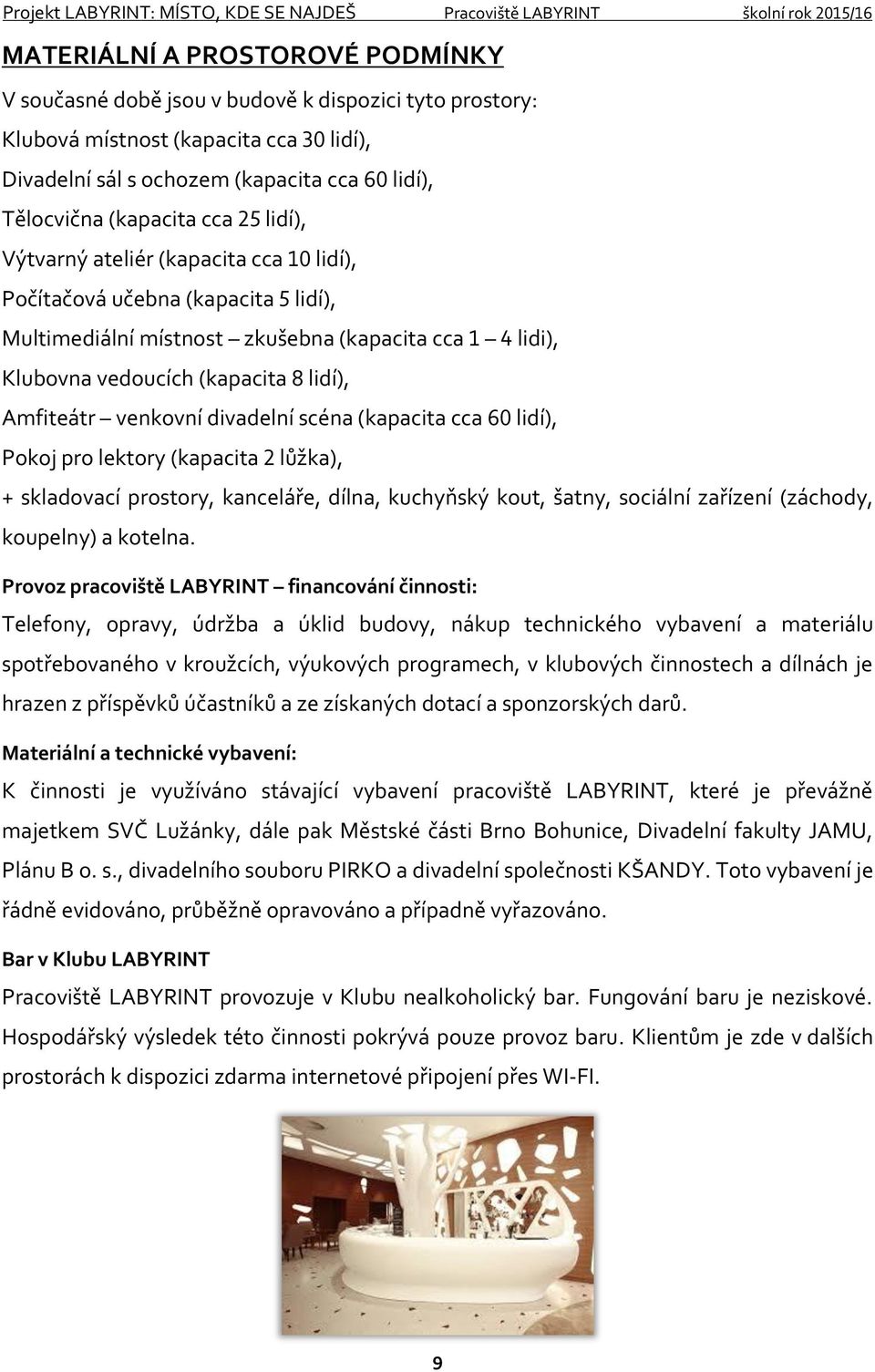 venkovní divadelní scéna (kapacita cca 60 lidí), Pokoj pro lektory (kapacita 2 lůžka), + skladovací prostory, kanceláře, dílna, kuchyňský kout, šatny, sociální zařízení (záchody, koupelny) a kotelna.