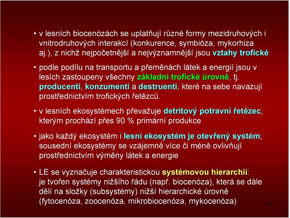 producenti, konzumenti a destruenti, které na sebe navazují prostřednictvím trofických řetězců.