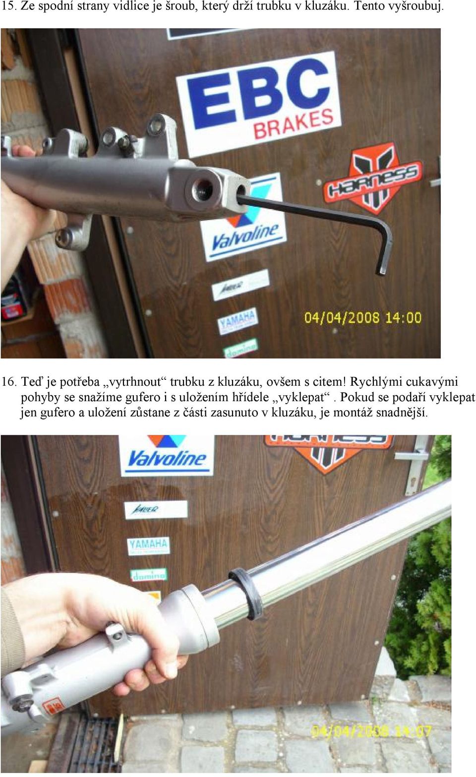 Rychlými cukavými pohyby se snažíme gufero i s uložením hřídele vyklepat.