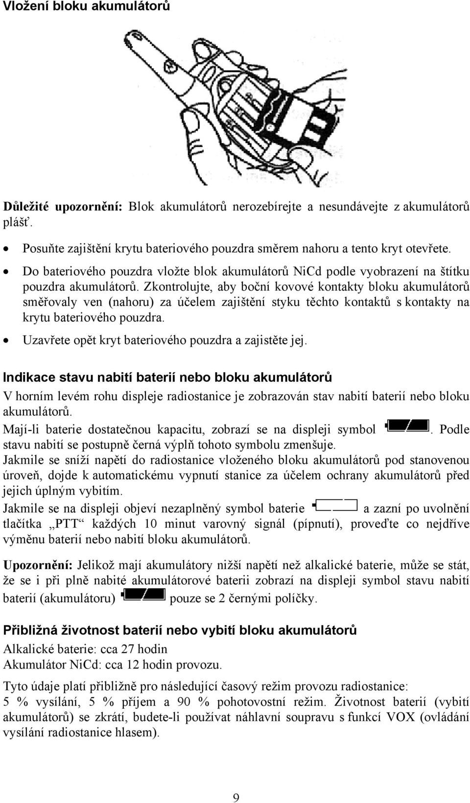 Zkontrolujte, aby boční kovové kontakty bloku akumulátorů směřovaly ven (nahoru) za účelem zajištění styku těchto kontaktů s kontakty na krytu bateriového pouzdra.