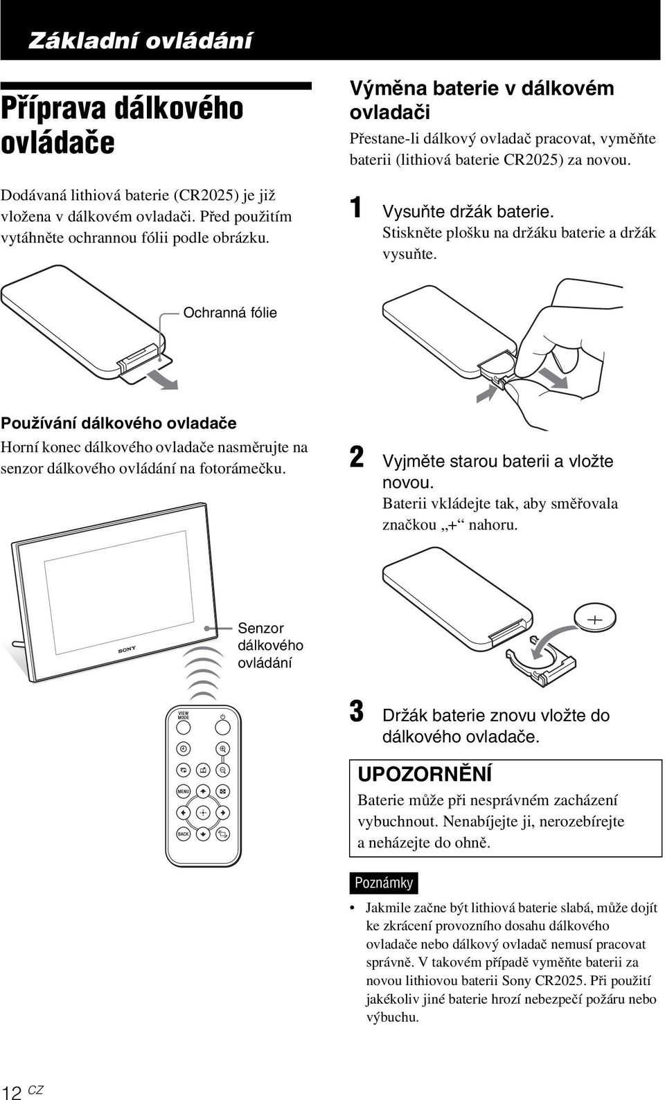 Stiskněte plošku na držáku baterie a držák vysuňte. Ochranná fólie Používání dálkového ovladače Horníkonecdálkovéhoovladačenasměrujte na senzor dálkového ovládání na fotorámečku.