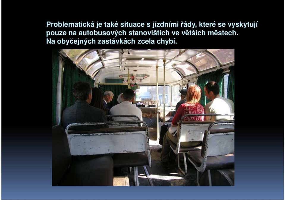 na autobusových stanovištích ve větších