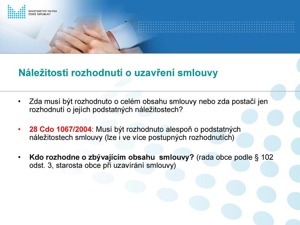 28 Cdo 1067/2004: Musí být rozhodnuto alespoň o podstatných náležitostech smlouvy (lze i ve více