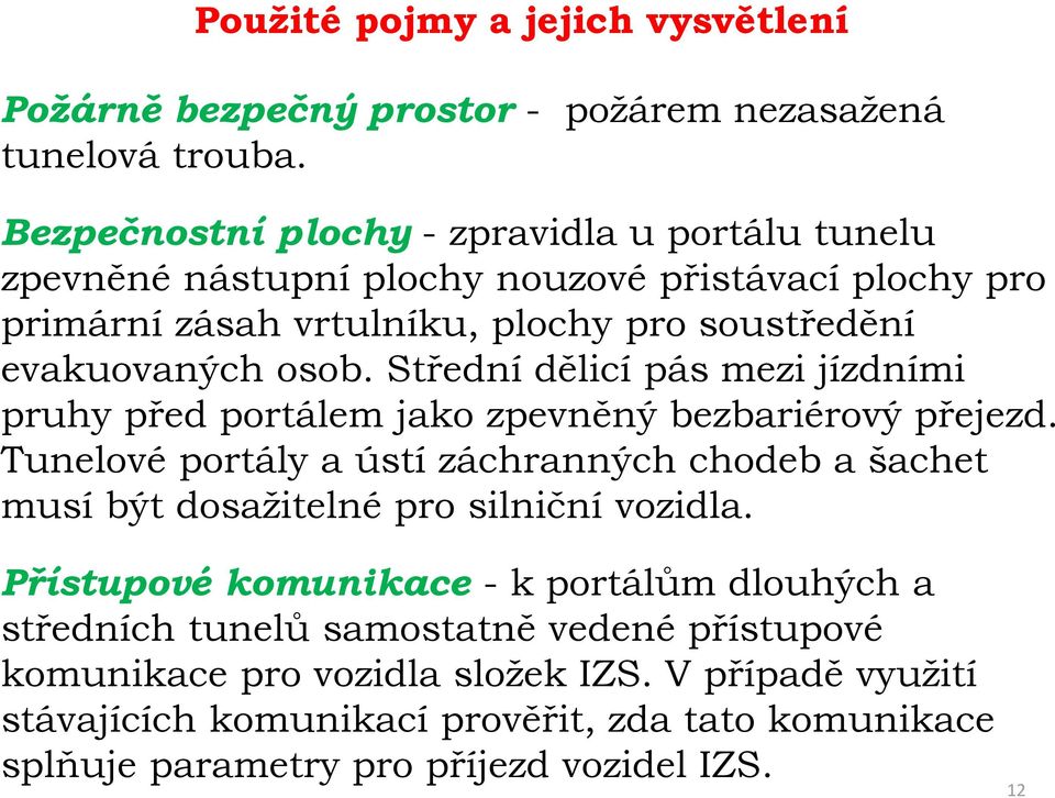 Střední dělicí pás mezi jízdními pruhy před portálem jako zpevněný bezbariérový přejezd.