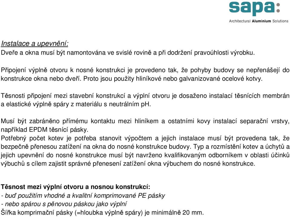 Těsnosti připojení mezi stavební konstrukcí a výplní otvoru je dosaženo instalací těsnících membrán a elastické výplně spáry z materiálu s neutrálním ph.