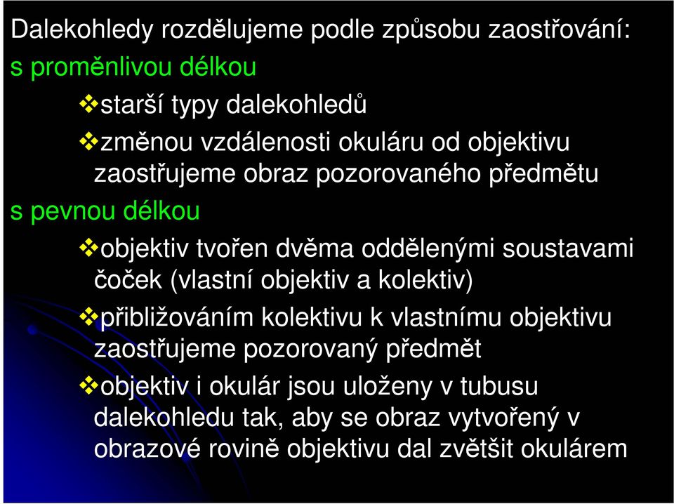 soustavami čoček (vlastní objektiv a kolektiv) přibližováním kolektivu k vlastnímu objektivu zaostřujeme pozorovaný