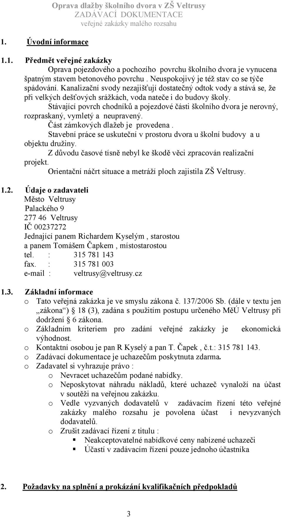 Stávající povrch chodníků a pojezdové části školního dvora je nerovný, rozpraskaný, vymletý a neupravený. Část zámkových dlažeb je provedena.