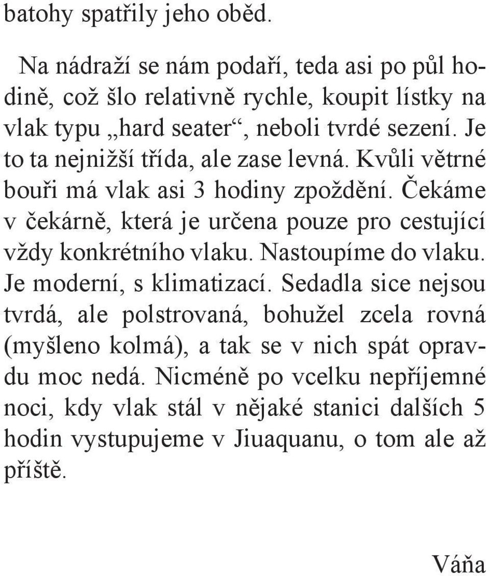 Je to ta nejnižší třída, ale zase levná. Kvůli větrné bouři má vlak asi 3 hodiny zpoždění.