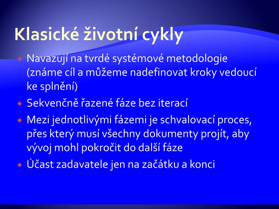 jednotlivými fázemi je schvalovací proces, přes který musí všechny