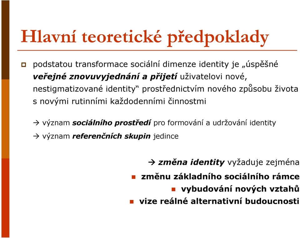 každodenními činnostmi význam sociálního prostředí pro formování a udržování identity význam referenčních skupin