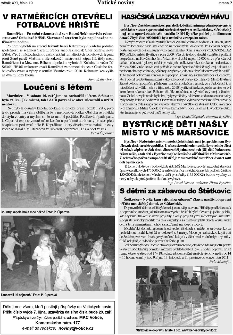 Po něm vyběhli na zelený trávník herci Ratmírovy divadelní potulné společnosti se scénkou Okresní přebor aneb Jak sedlák Oneš postavil nové hřiště.