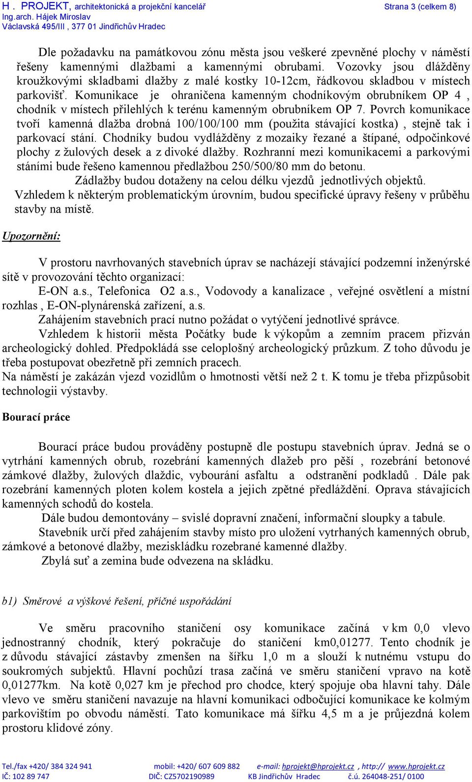 Komunikace je ohraničena kamenným chodníkovým obrubníkem OP 4, chodník v místech přilehlých k terénu kamenným obrubníkem OP 7.