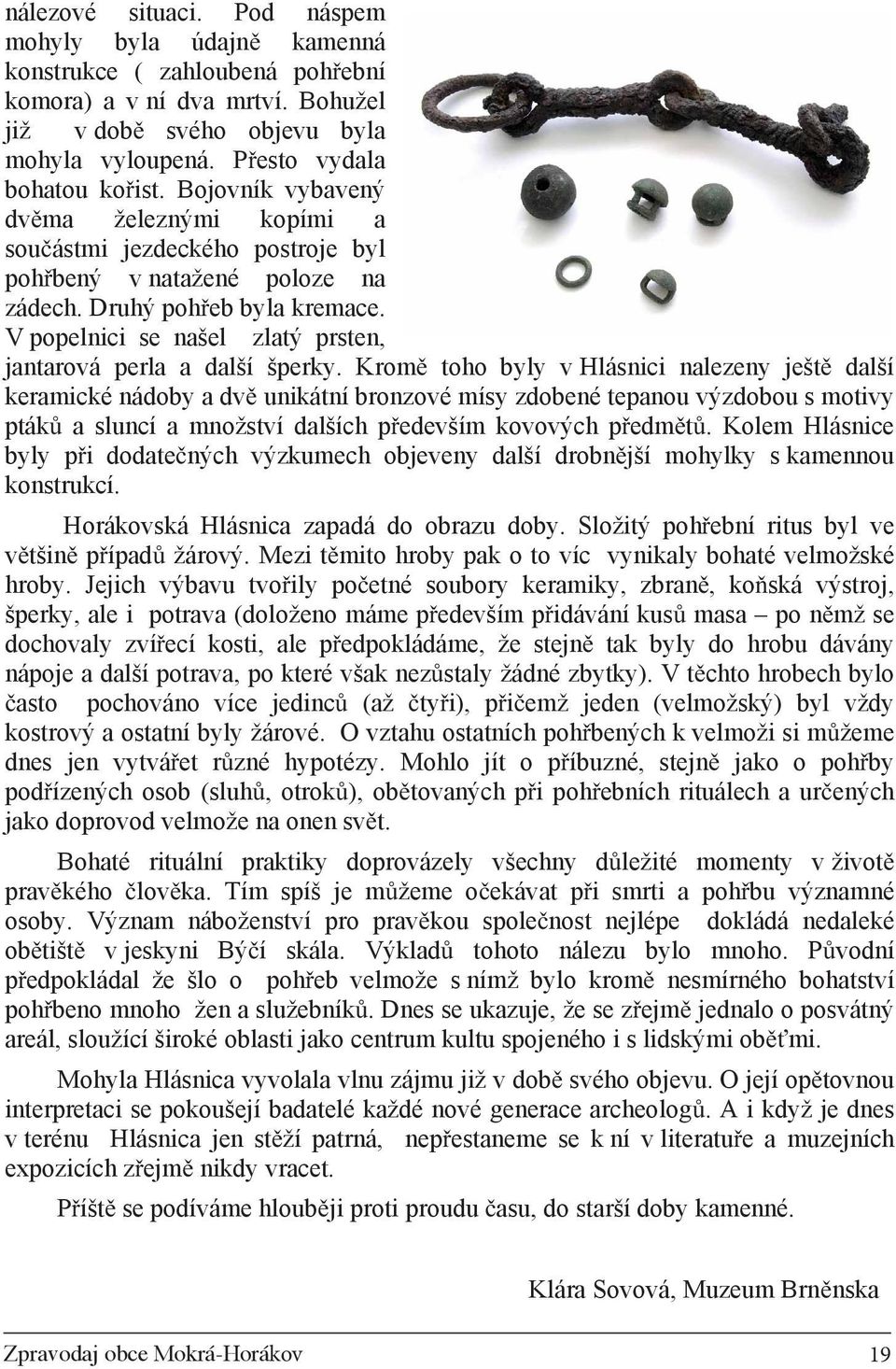 V popelnici se našel zlatý prsten, jantarová perla a další šperky.