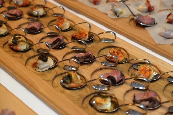 Večeře II. rautová Salátový bar Část předkrmová Část hlavní chod Dezert Sezonní zeleninové, luštěninové saláty, caprese apod.