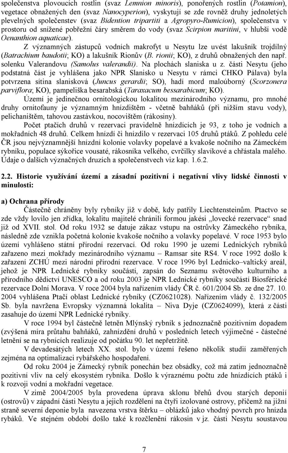 Z významných zástupců vodních makrofyt u Nesytu lze uvést lakušník trojdílný (Batrachium baudotii; KO) a lakušník Rionův (B. rionii; KO), z druhů obnažených den např.
